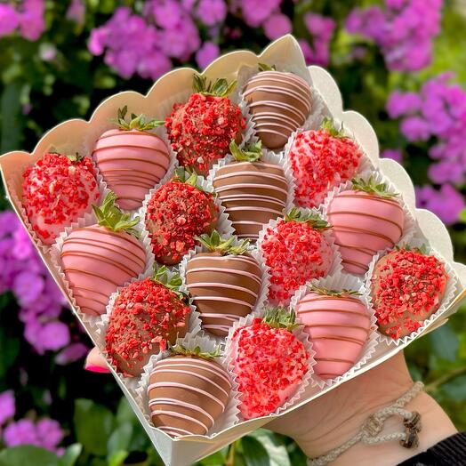 Набор из клубники с узорами